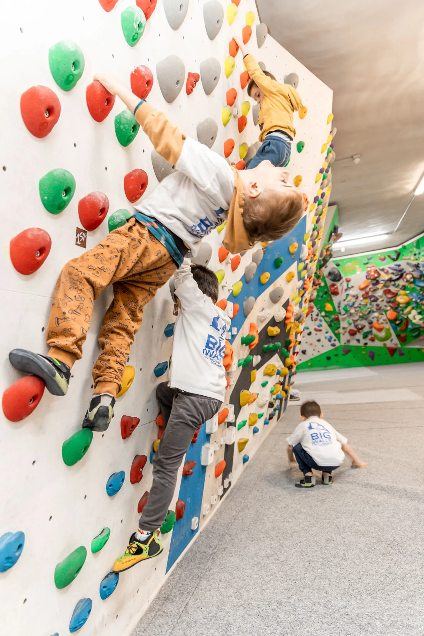Bambini che arrampicano sul boulder