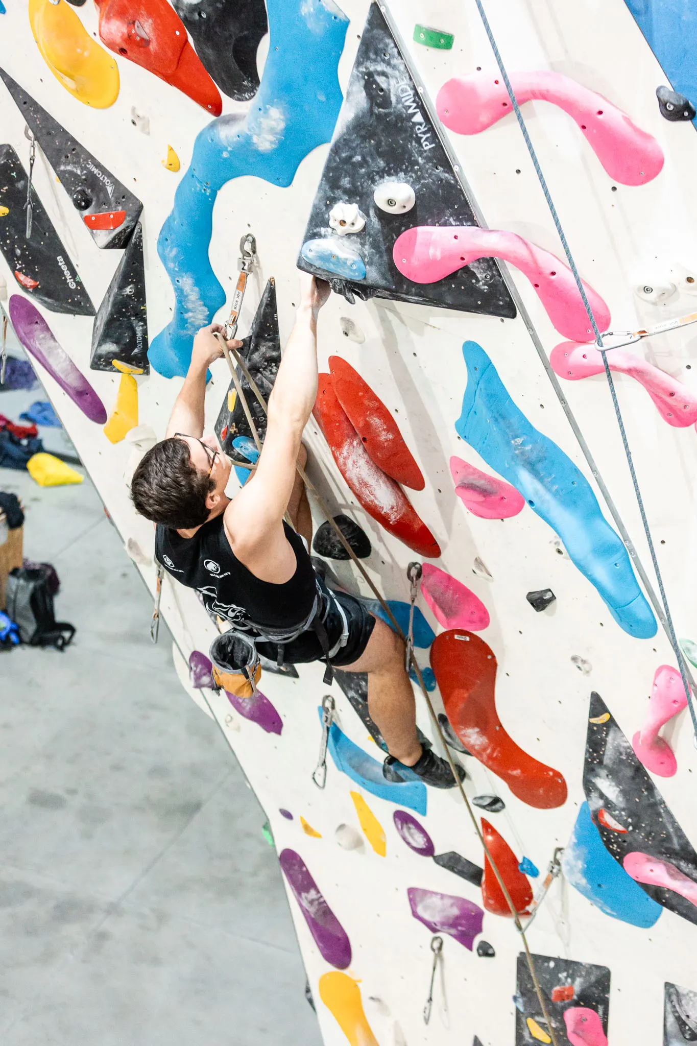 Ragazzo che arrampica con la corda