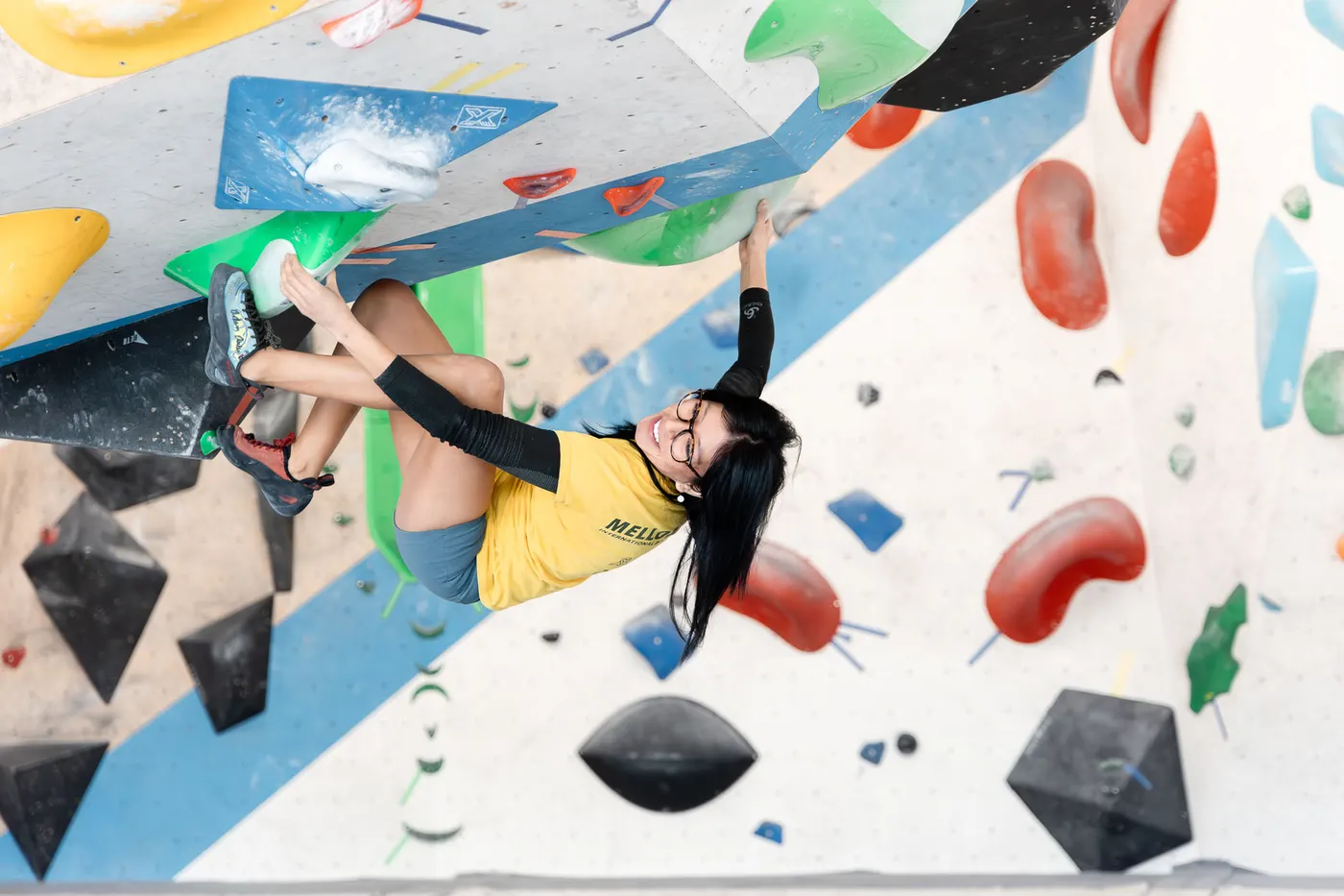 Arrampicatrice su un boulder strapiombante a Big Walls