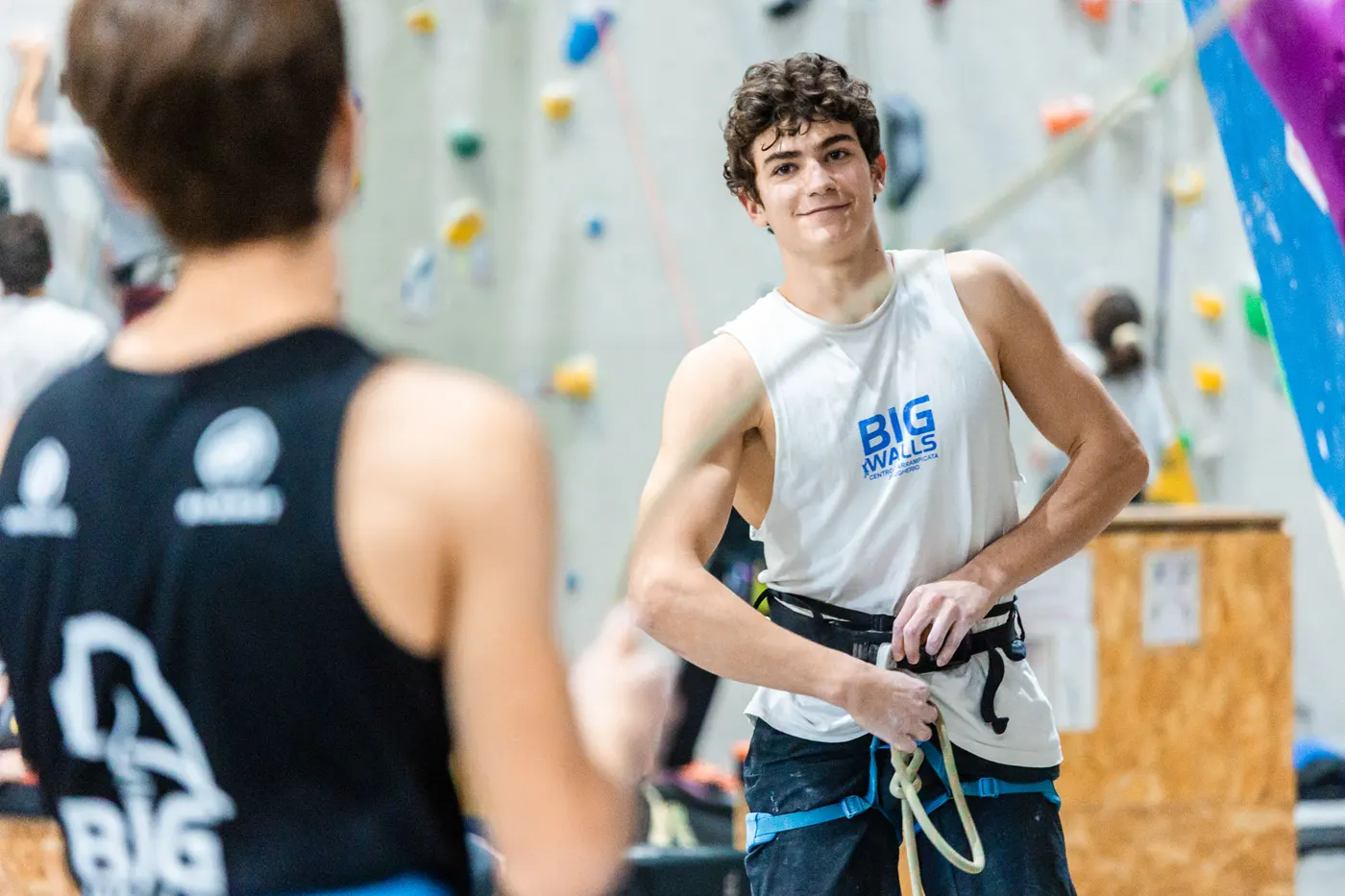 Un principiante in imbrago pronto per la prima arrampicata con l’istruttore