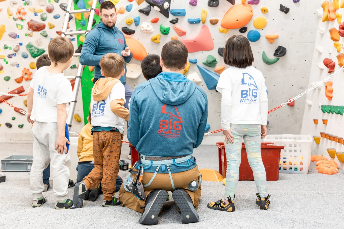 Istruttore con un gruppo di bambini