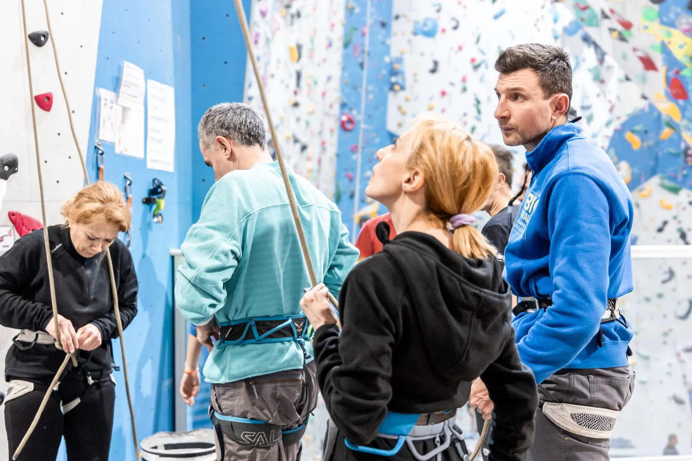 Gruppo di adulti in palestra