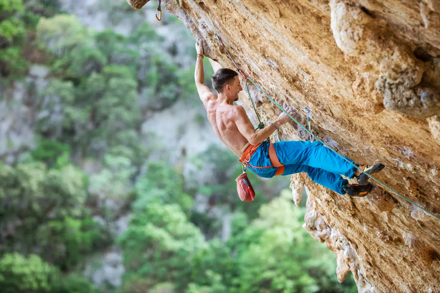 Arrampicatore su una falesia strapiombante