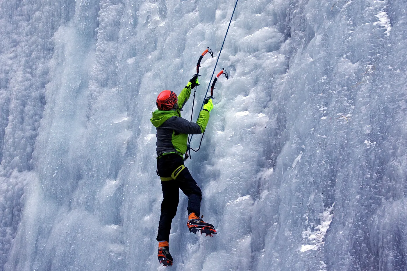Arrampicatore su una cascata di ghiaccio
